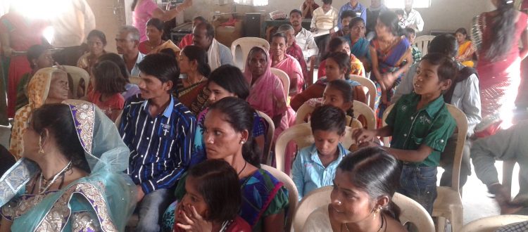 Die Informationsveranstaltungen der CRTDP-Beratungsstelle bei Nagpur stoßen auf großes Interesse, nicht nur bei Frauen. Foto: DIZ / Jona A. Dohrmann